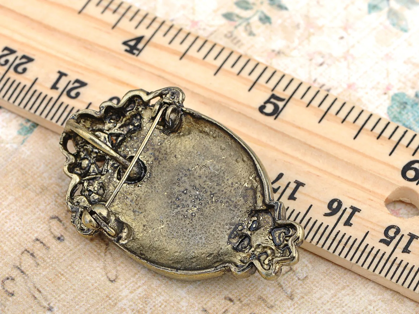 Alilang Womens Silver Clear Crystal Rhinestones Grey Blue Vintage Antique Cameo Lady Brooch Pin
